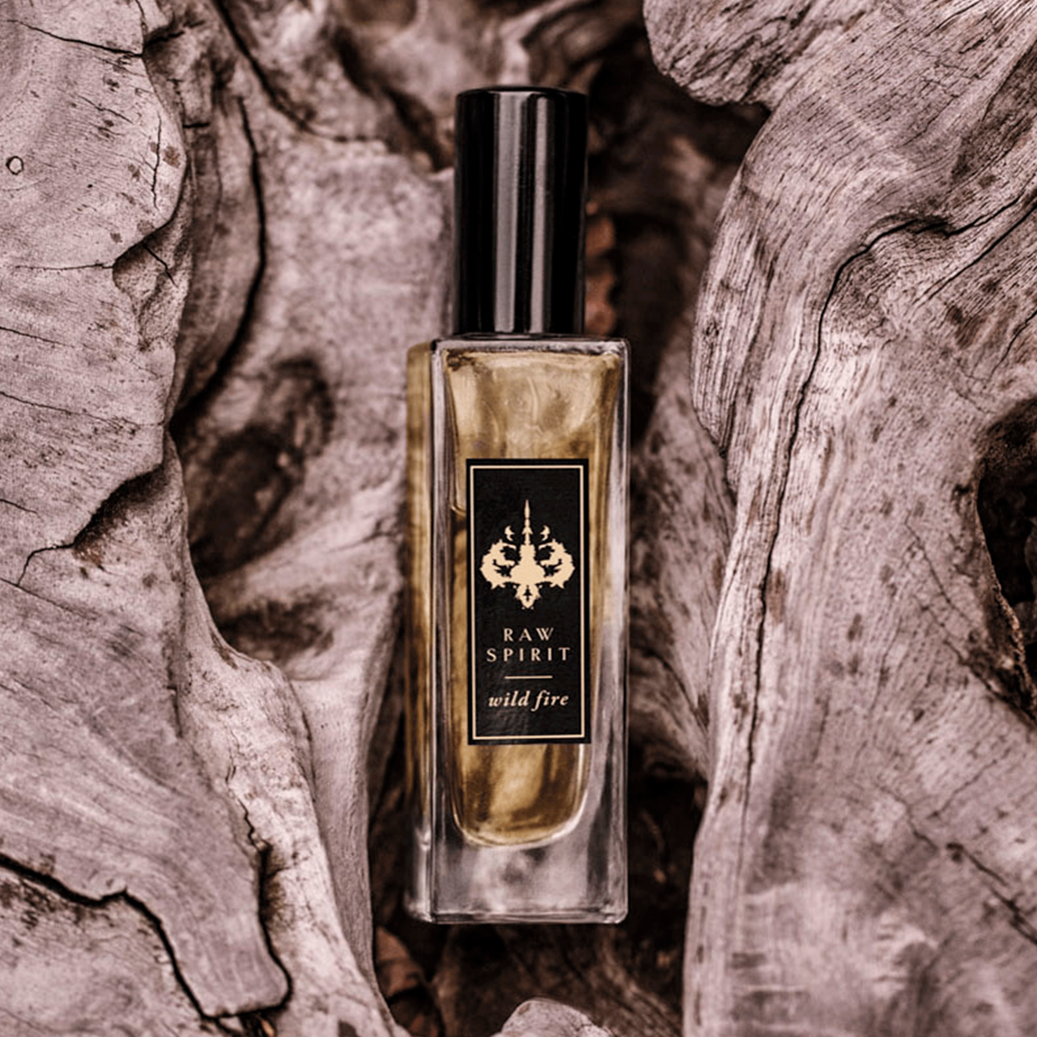 Raw Spirit Wild Fire unisex perfume is a warm, woodsy scent which blends premium wild-harvested Australian sandalwood with creamy amber and floral notes of ylang ylang, jasmine petals, cedarwood and musk.