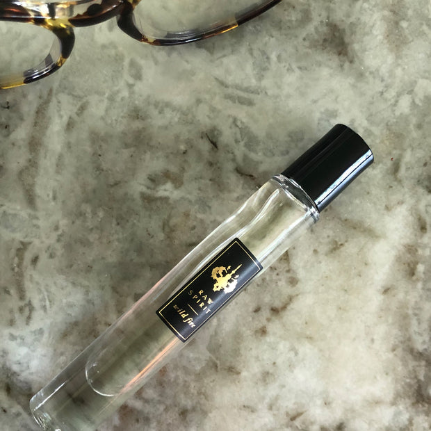 Raw Spirit Wild Fire unisex perfume is a warm, woodsy scent which blends premium wild-harvested Australian sandalwood with creamy amber and floral notes of ylang ylang, jasmine petals, cedarwood and musk.